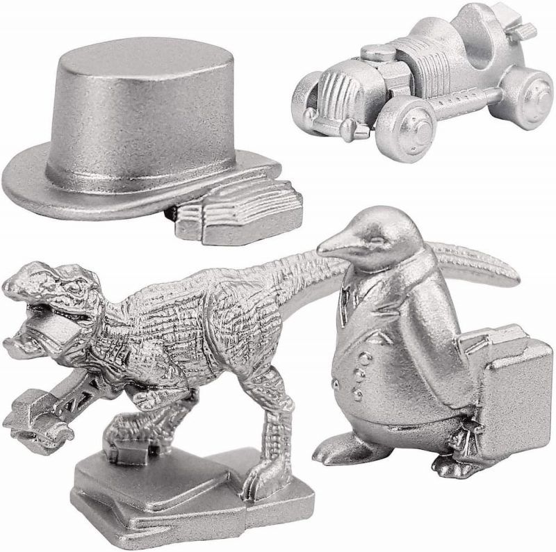 Alguna de las figuras que contiene el Monopoly Básico: Sombrero, pingüino en traje, coche y el dinosaurio